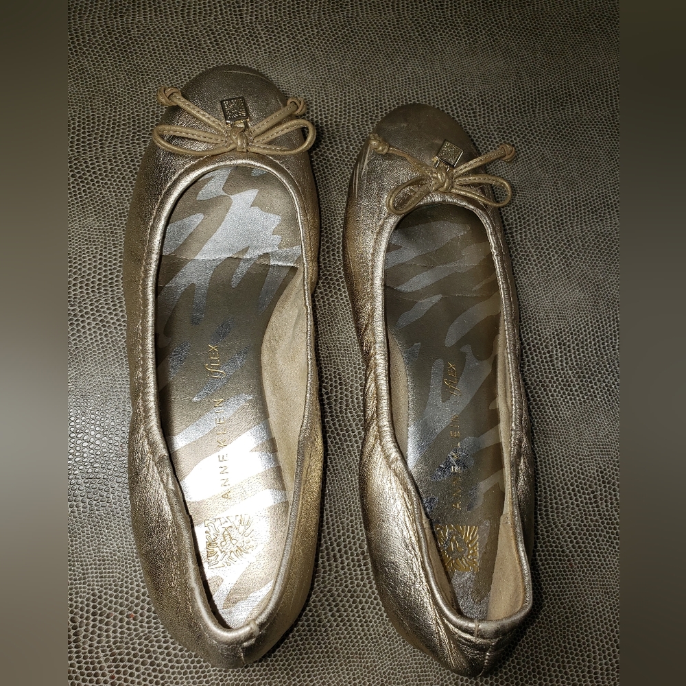 Gold leather flats size 6M Anne Klein - Picture 5 of 16